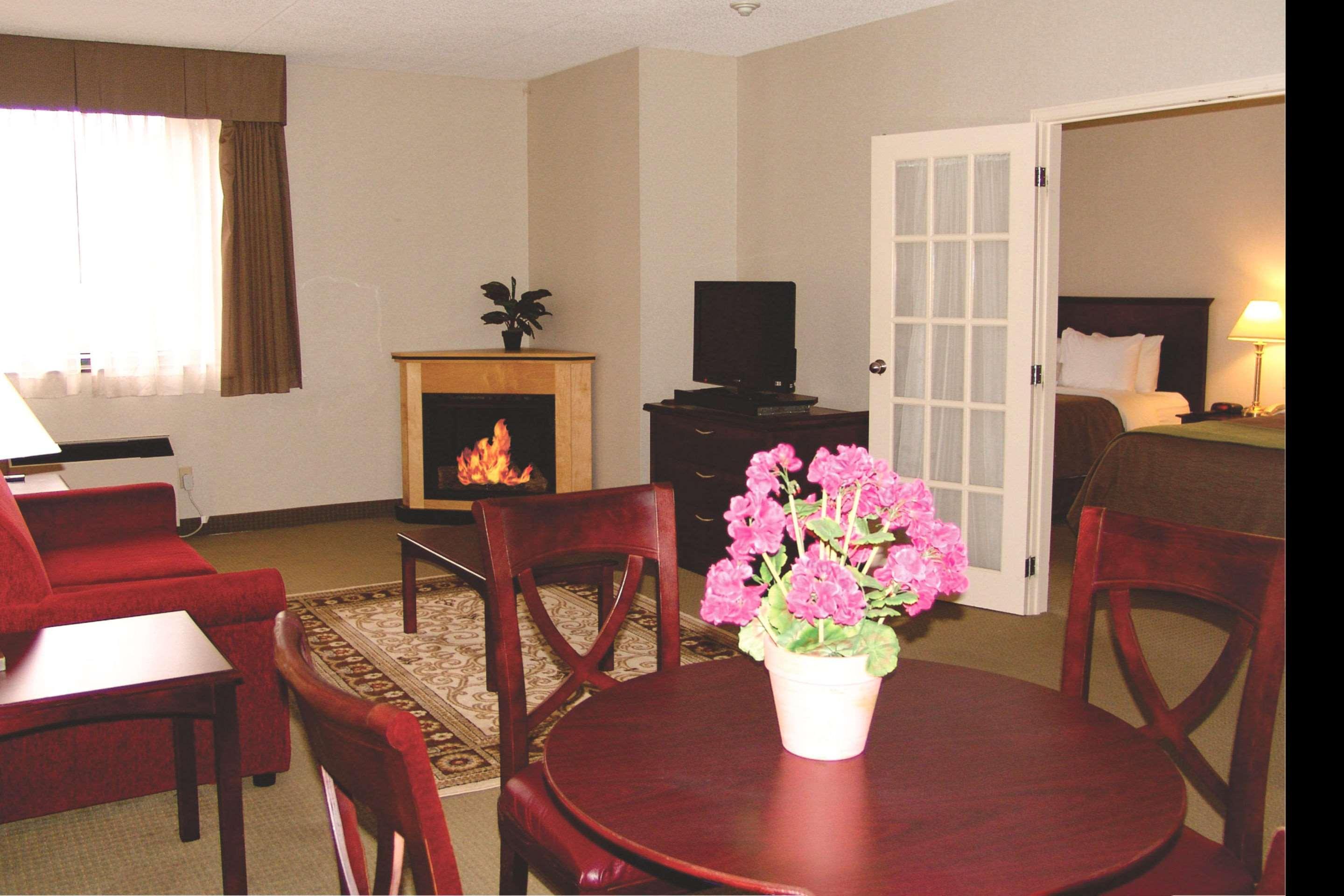 Comfort Inn & Suites Barrie Bagian luar foto
