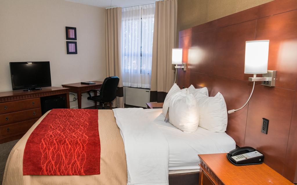 Comfort Inn & Suites Barrie Bagian luar foto