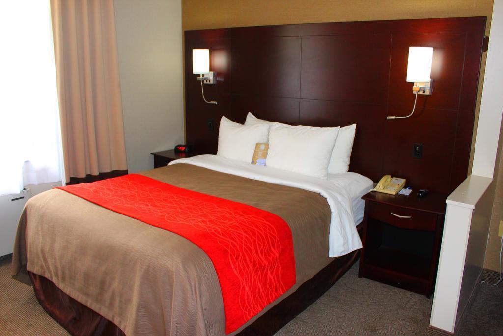 Comfort Inn & Suites Barrie Bagian luar foto
