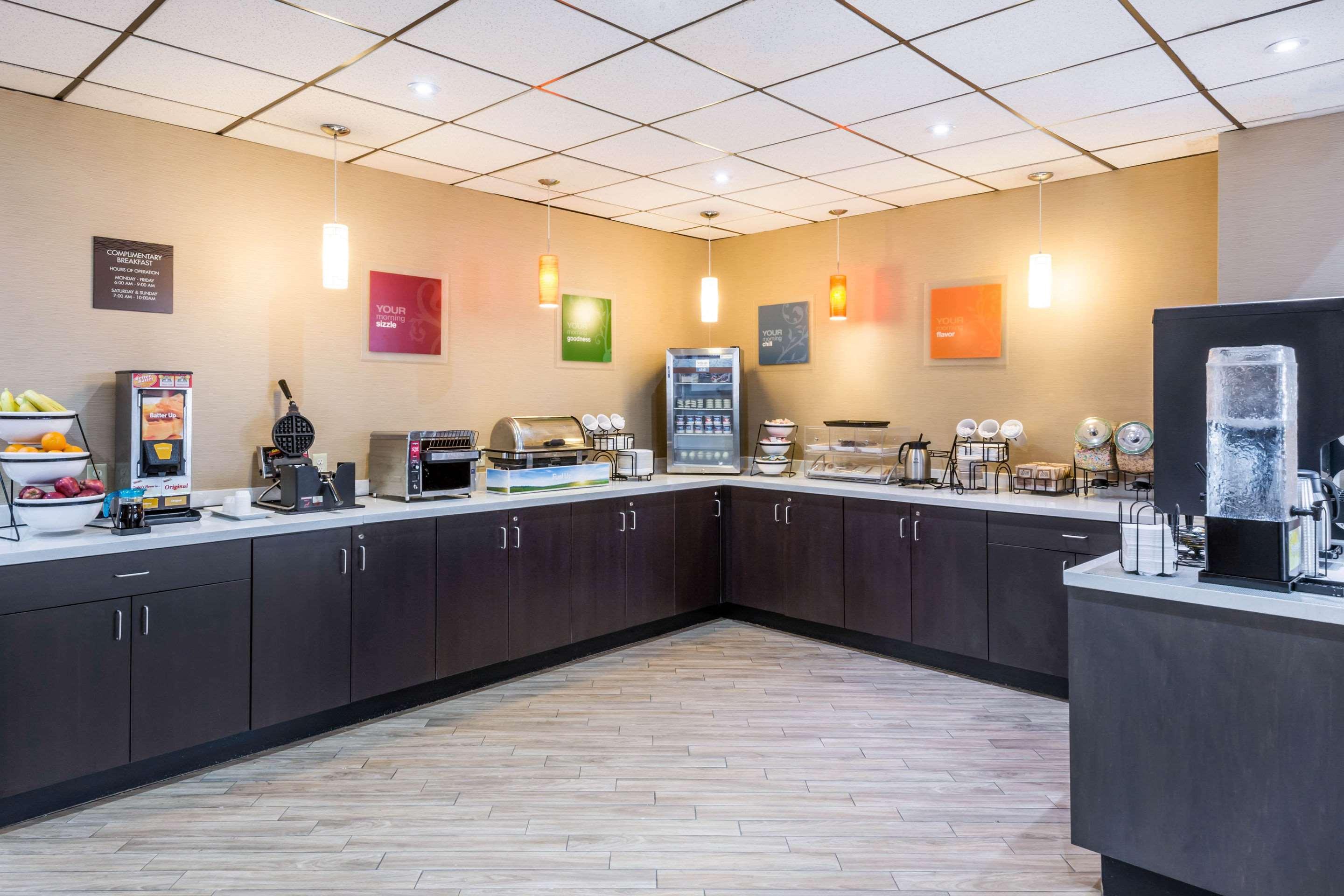 Comfort Inn & Suites Barrie Bagian luar foto