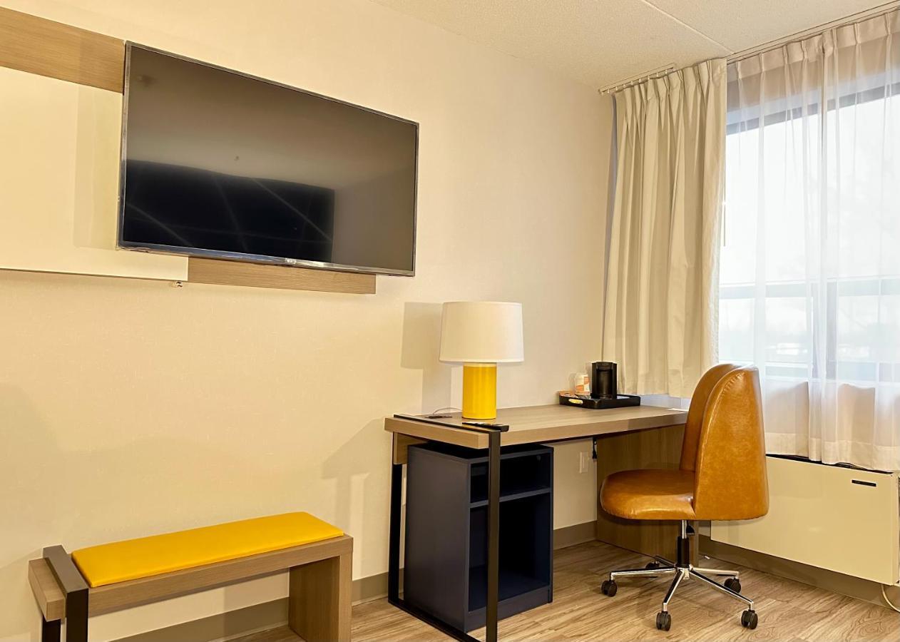 Comfort Inn & Suites Barrie Bagian luar foto