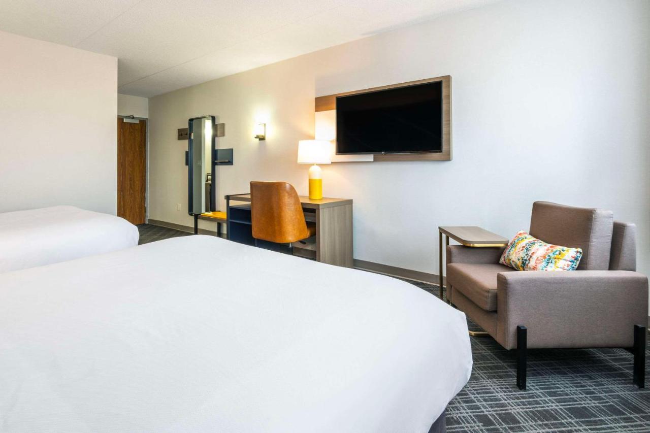 Comfort Inn & Suites Barrie Bagian luar foto