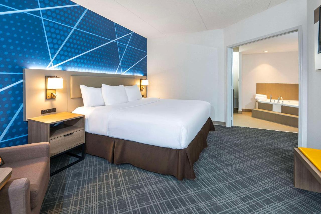Comfort Inn & Suites Barrie Bagian luar foto