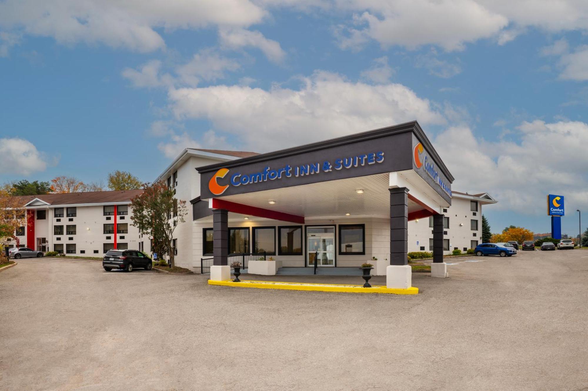 Comfort Inn & Suites Barrie Bagian luar foto