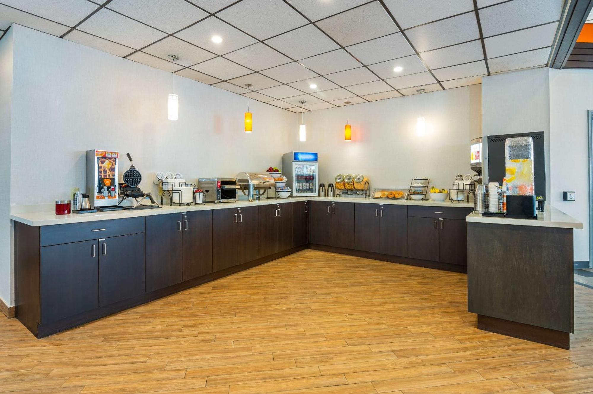 Comfort Inn & Suites Barrie Bagian luar foto