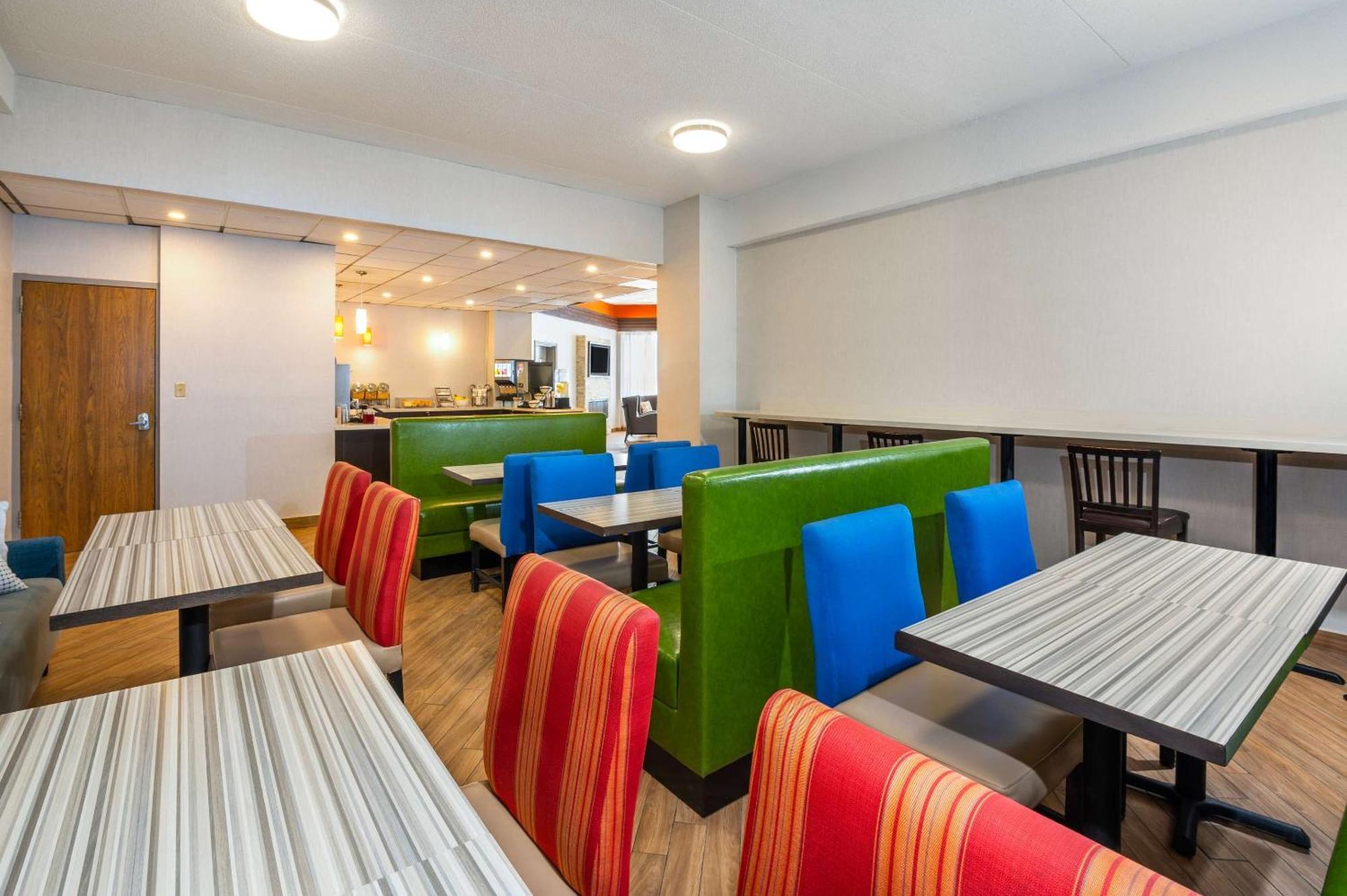 Comfort Inn & Suites Barrie Bagian luar foto