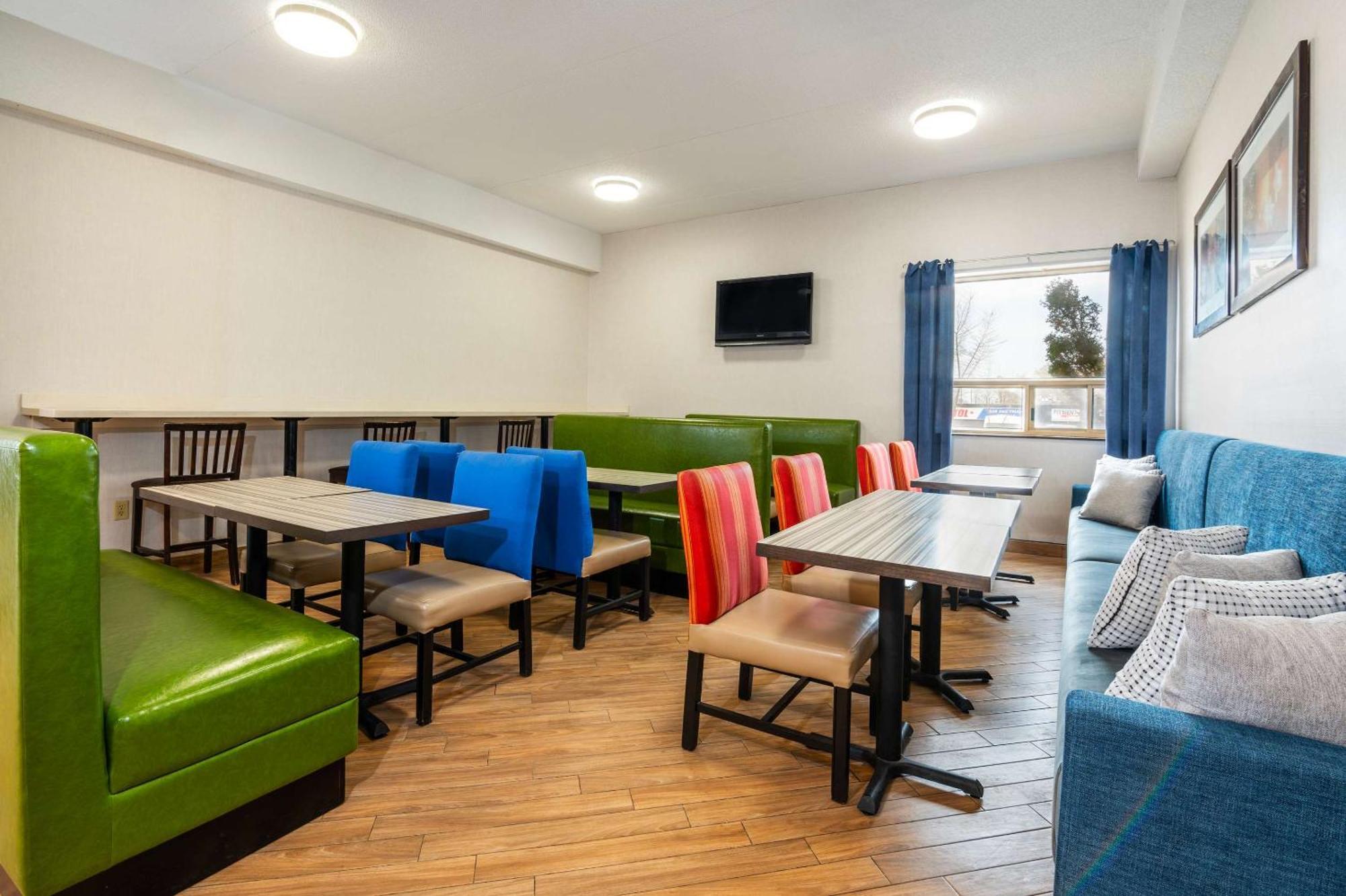 Comfort Inn & Suites Barrie Bagian luar foto