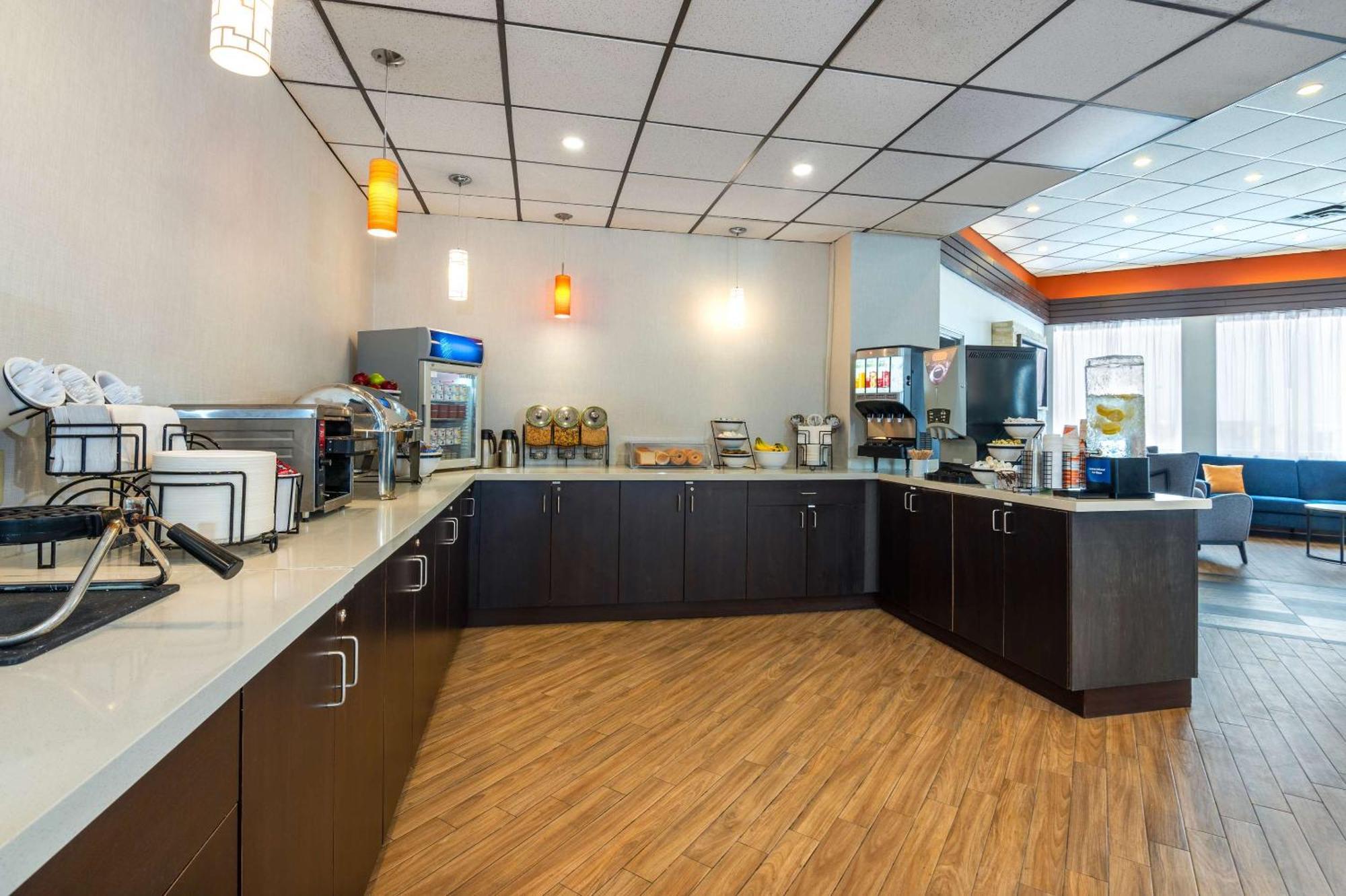 Comfort Inn & Suites Barrie Bagian luar foto