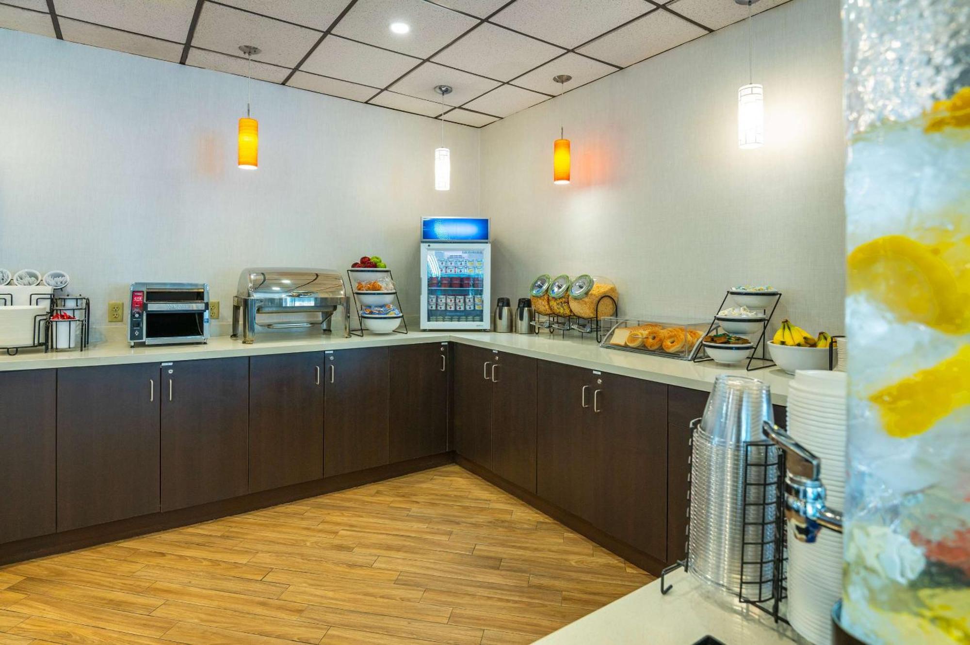 Comfort Inn & Suites Barrie Bagian luar foto