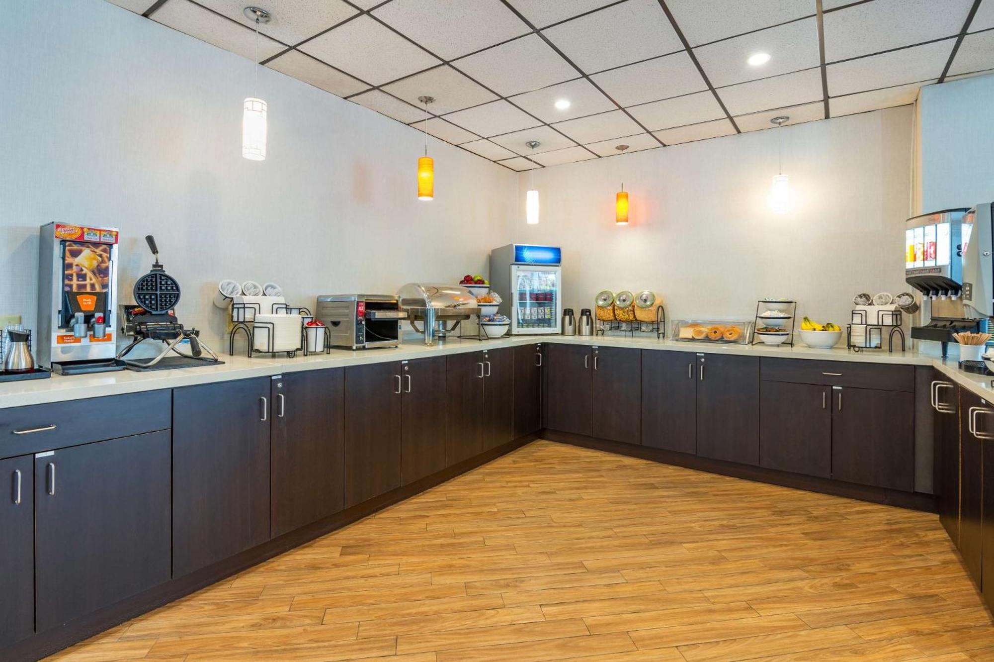 Comfort Inn & Suites Barrie Bagian luar foto