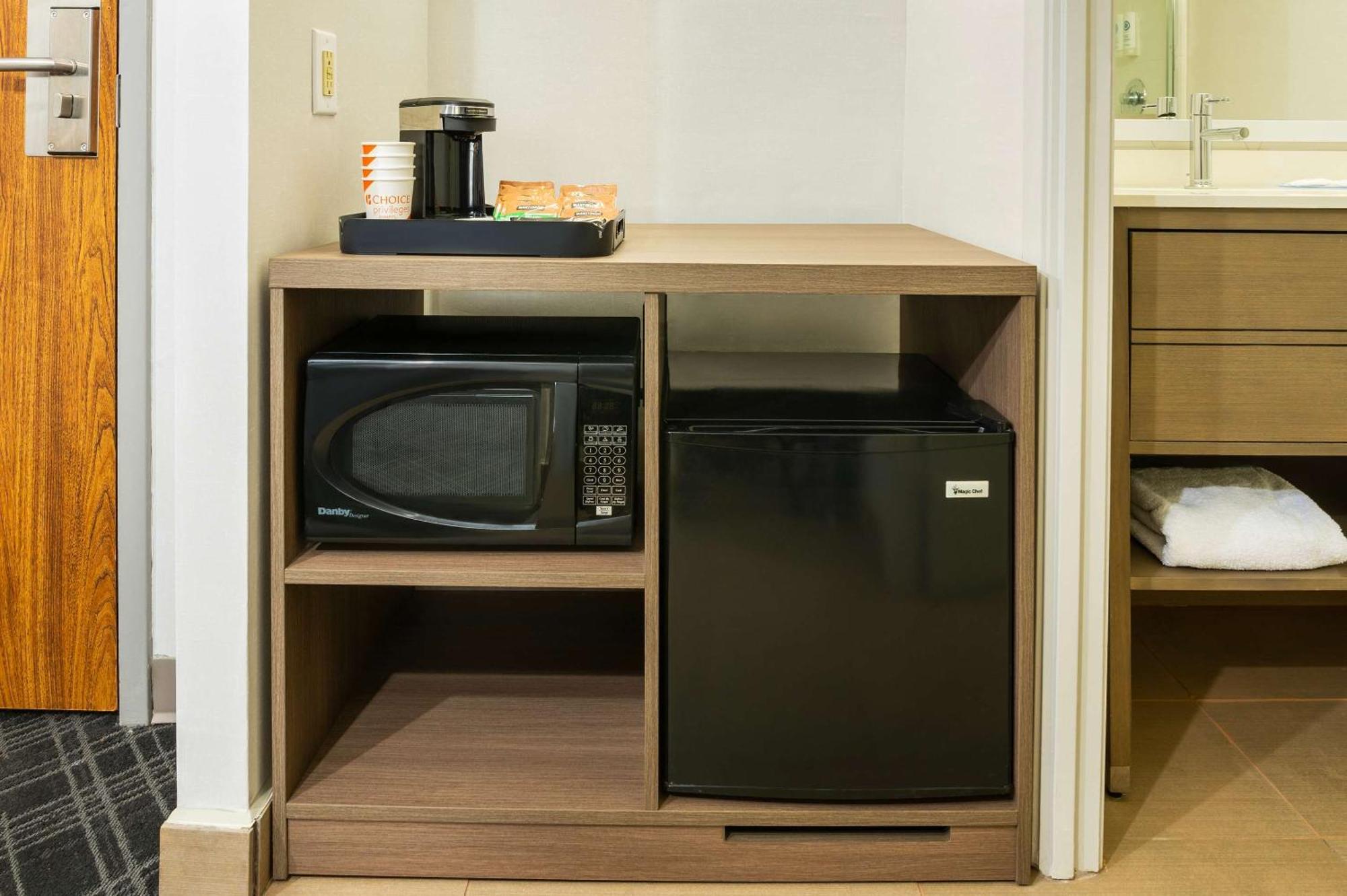 Comfort Inn & Suites Barrie Bagian luar foto