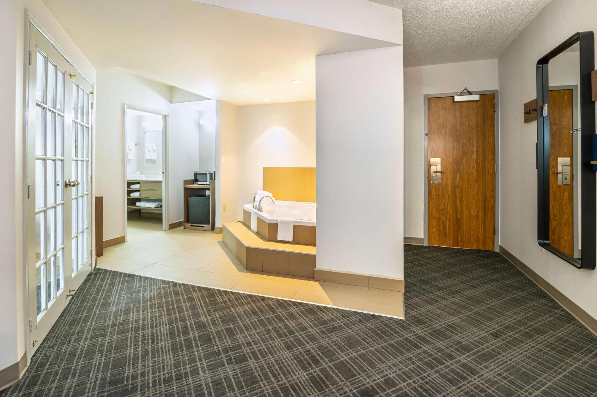Comfort Inn & Suites Barrie Bagian luar foto