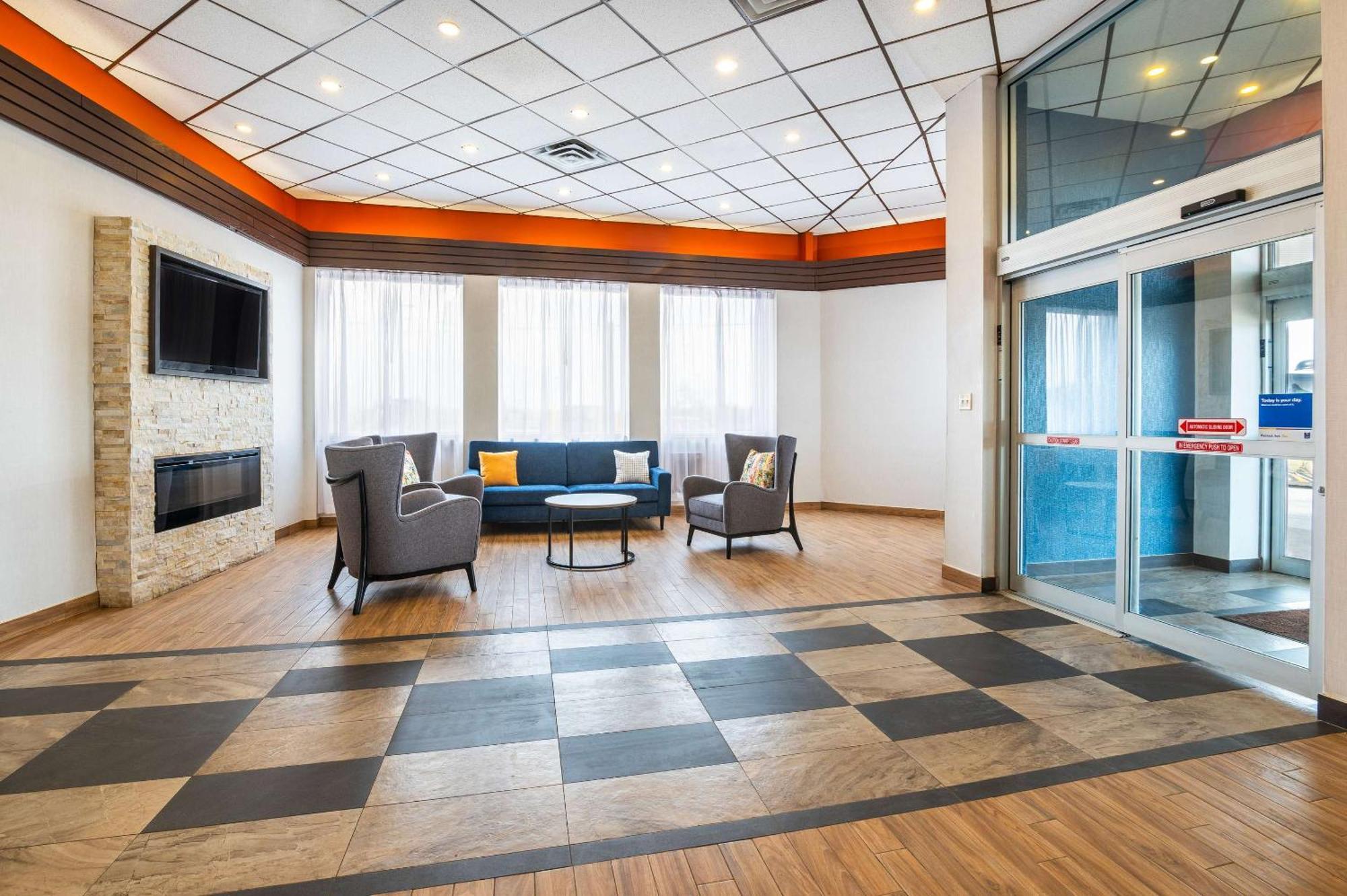 Comfort Inn & Suites Barrie Bagian luar foto